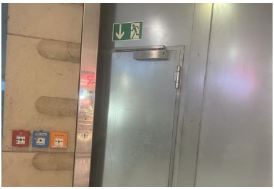 Blockierte Brandschutztür: Der Fluchtweg<pseudo>ist versperrt und im Ernstfall nicht<br><br></pseudo><pseudo>nutzbar.