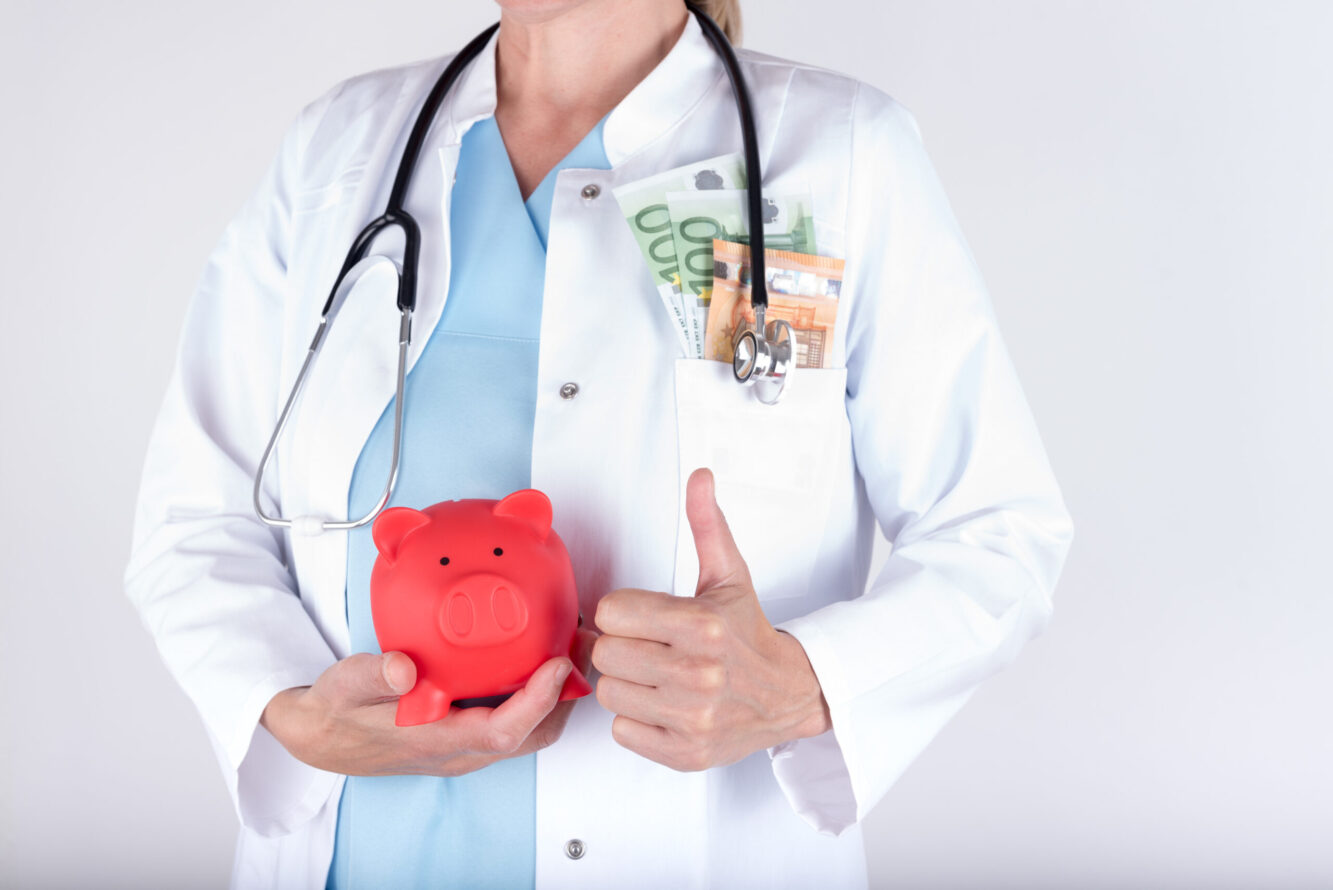 Arzt mit Geld und Spardose in der Hand