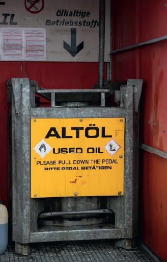 Routine im Alltag kann trügerisch sein – unsaubere Altöl-Entsorgung birgt rechtliche Risiken. Zudem darf Öl keinesfalls ins Grundwasser gelangen!