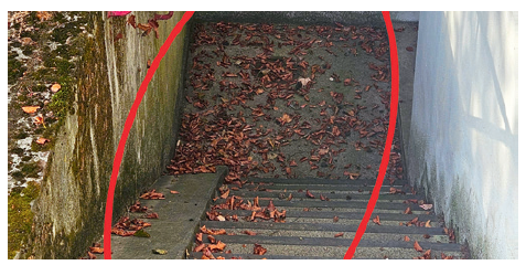 Trockenes Herbstlaub in Treppenabgängen kann sich durch eine<pseudo>weggeworfene Zigarette schnell entzünden.